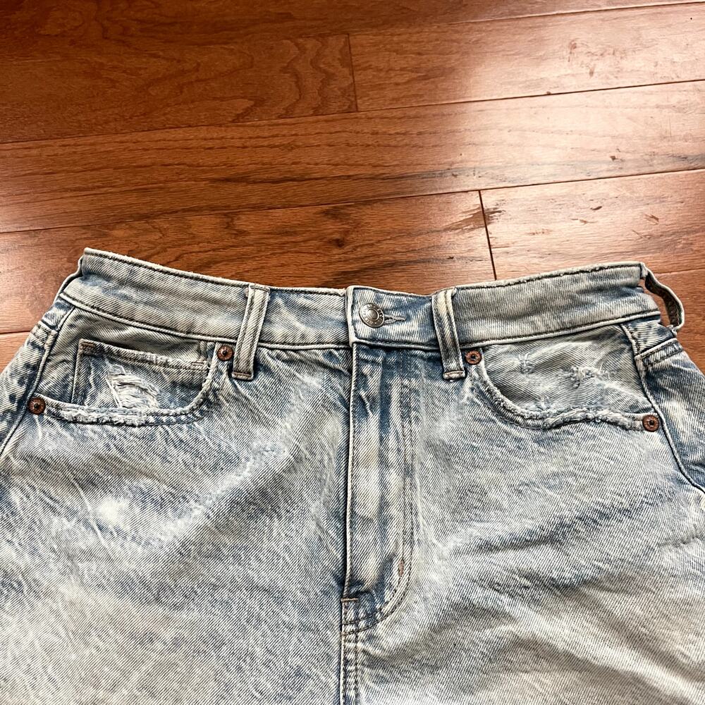 American Eagle Light Wash Blue Mom Denim Jean Shorts Size 6 - Picture 2 of 6